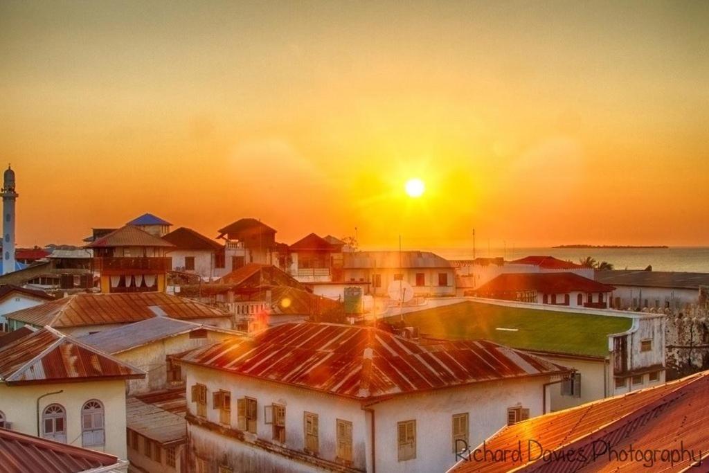 Ngambo Red Sun Lodge Kokoni מראה חיצוני תמונה