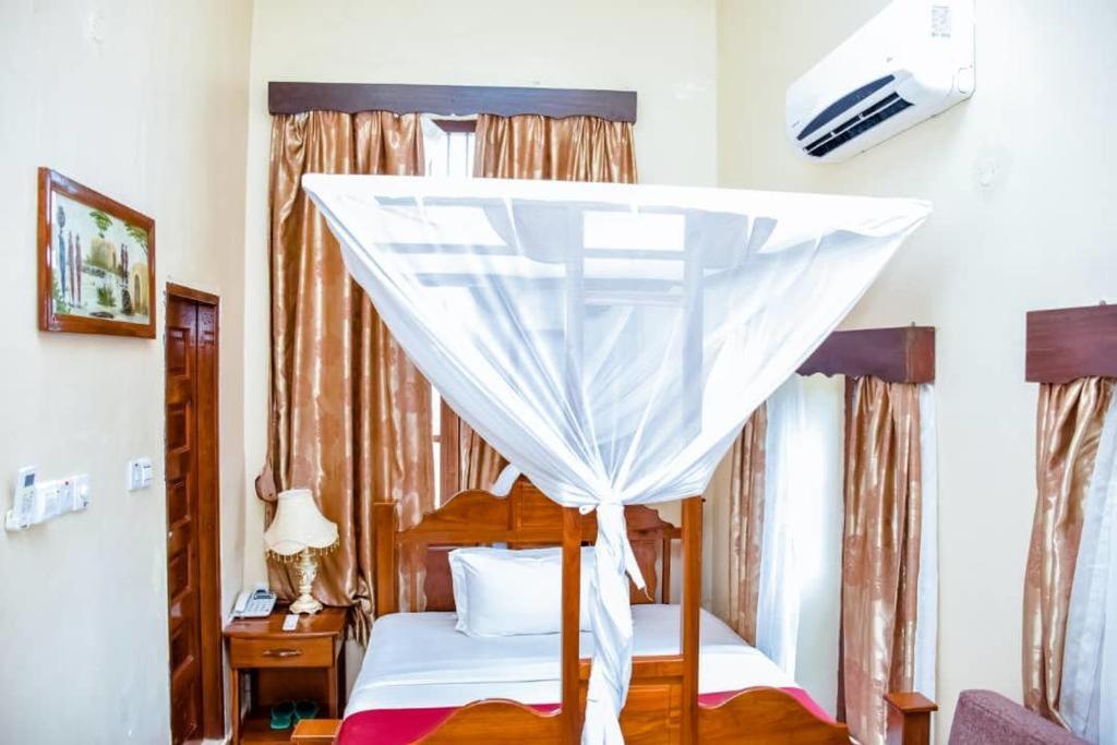 Ngambo Red Sun Lodge Kokoni מראה חיצוני תמונה