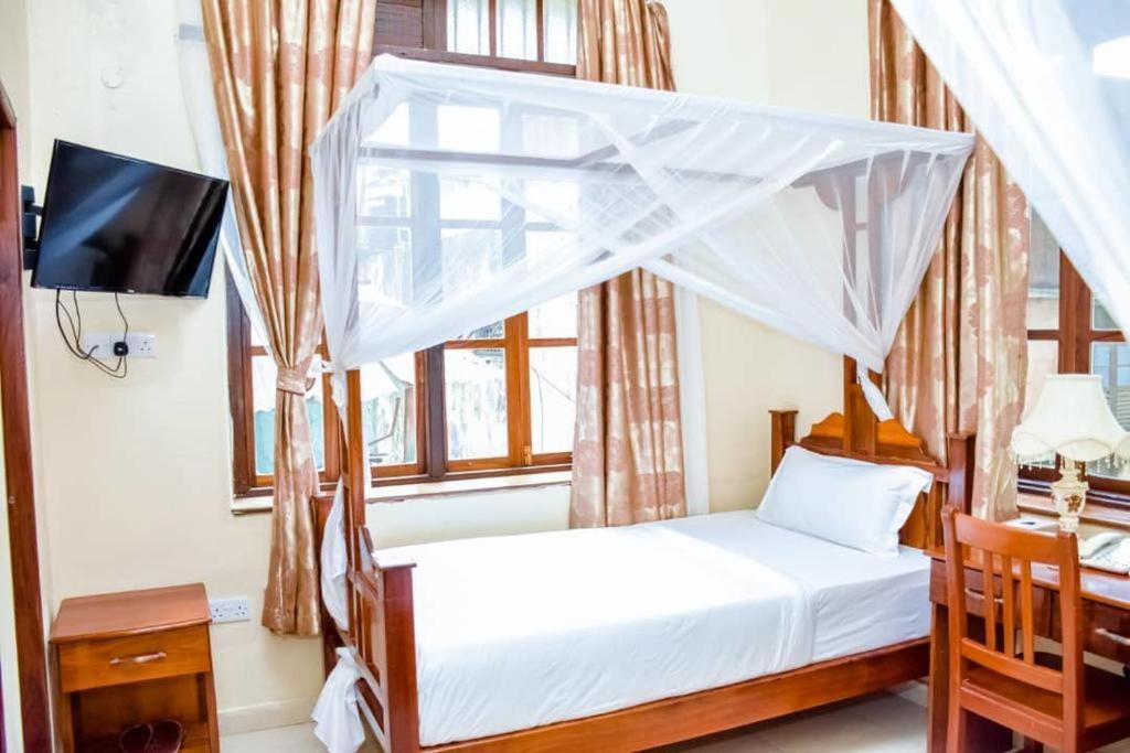 Ngambo Red Sun Lodge Kokoni מראה חיצוני תמונה